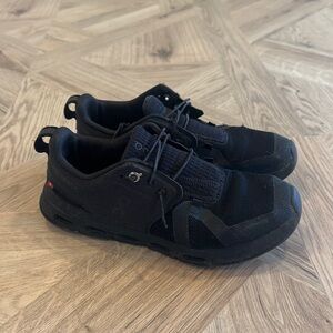 Boys solid black On Cloud tennis shoes size 4.5